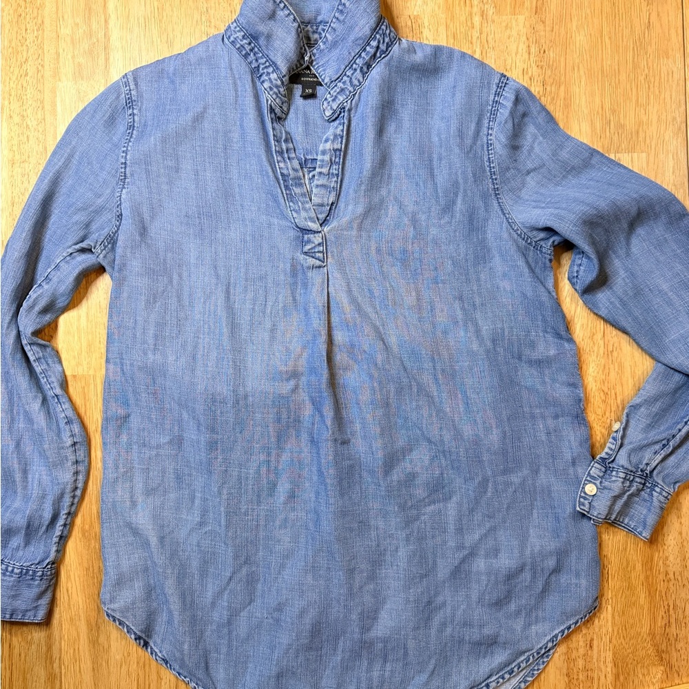 Women’s Banana Republic Blue Denim Shirt